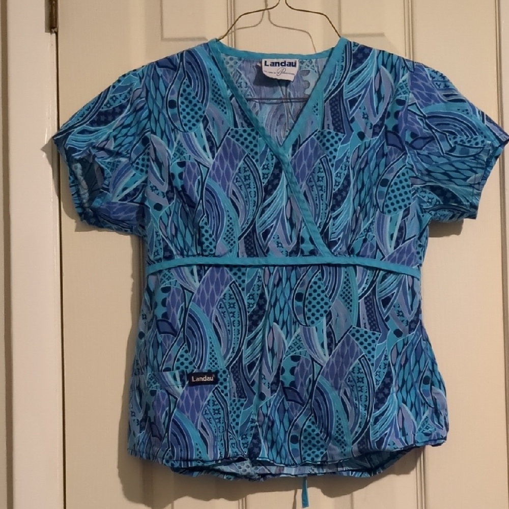 #202 Landau Women’s Blue Teal Print V-Neck Scrub Top XS Medical Uniform